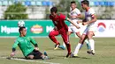 Pemain Timnas Indonesia U-19, Egy Maulana Vikri, berusaha melewati pemain Brunei Darussalam pada laga Piala AFF U-18 di Stadion Thuwunna, Rabu, (13/9/2017). Indonesia menang 8-0 atas Brunei Darussalam. (Liputan6.com/Yoppy Renato)