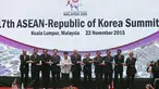  Presiden Jokowi (kedua kanan) berpose dengan petinggi negara lainnya pada KTT ASEAN ke-17 di Kuala Lumpur, Malaysia, (22/11). Acara diikuti oleh 27 negara di Asia.  (REUTERS/Jorge Silva)