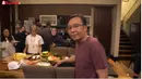 Ari Lasso mengaku sangat bersyukur karena bisa merayakan ulang tahun di rumah setelah dua tahun merayakan di rumah sakit. Sebagai ungkapan rasa syukur, musisi kelahiran Madiun, Jawa Timur, itu membagi kebahagiaannya dengan menggalang donasi untuk pasien kanker yang membutuhkan. (Liputan6.com/YouTube/ARI LASSO TV)