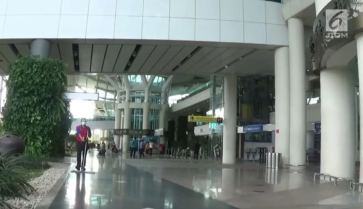 Aktivitas di Terminal Internasional Bandara Ngurah Rai, Bali, Selasa (28/11). Erupsi Gunung Agung yang masih terjadi menyebabkan Bandara Ngurah Rai ditutup 24 jam ke depan atau hingga pukul 07.00 Wita, 29 November 2017. (Liputan6.com/Dewi Divianta)