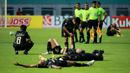 Para pemain Bhayangkara FC terbaring lesu usai ditahan imbang 2-2 Borneo FC pada laga pekan ke-10 BRI Liga 1 2022/2023 antara Bhayangkara FC melawan Borneo FC di Stadion Wibawa Mukti, Cikarang, Selasa (13/09/2022). (Bola.com/M Iqbal Ichsan)