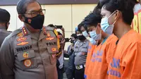 Polisi tangkap pengeroyok anggota TNI AL di Terminal Bungurasih. (Dian Kurniawan/Liputan6.com)