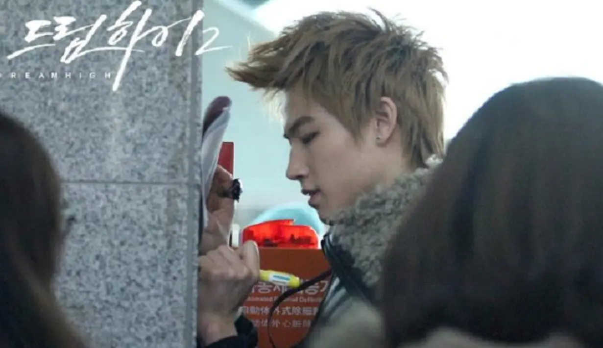 JB GOT7 termasuk artis yang bertangan kidal. Ia kerap mengenakan tangan kiri saat memberikan tanda tangan untuk para penggemarnya. (Foto: soompi.com)