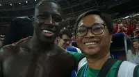Jurnalis KLY Sports, Okie Prabhowo (kanan), mendapat kesempatan berfoto bareng bek timnas Prancis, Benjamin Mendy (kiri), pada final Piala Dunia 2018. (Bola.com/Okie Prabhowo)