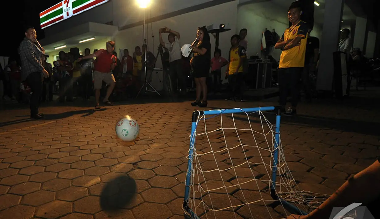 Aneka game dimainkan untuk menghibur para suporter yang datang untuk nobar  Liverpool vs Arsenal, Jakarta, Minggu ( 21/12/2014)(Liputan6.com/Miftahul Hayat) 