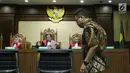 Terdakwa suap pengadaan dan pelaksanaan pembangunan kampus IPDN Sumbar KabAgam2011, Dudy Jocom saat sidang putusan di Pengadilan Tipikor Jakarta, Rabu (14/11). Dudy dinyatakan bersalah dan divonis empat tahun penjara. (Liputan6.com/Helmi Fithriansyah)