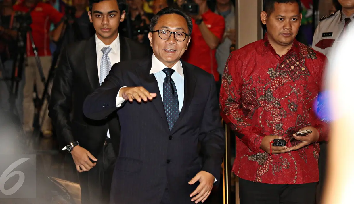 Ketua MPR Zulkifli Hasan tampak menghadiri acara resepsi pernikahan Dwina Michaella, putri Ketua DPR, Setya Novanto yang berlangsung di Hotel Mulia, Senayan, Jakarta, Jumat (4/12). (Liputan6.com/Immanuel Antonius)