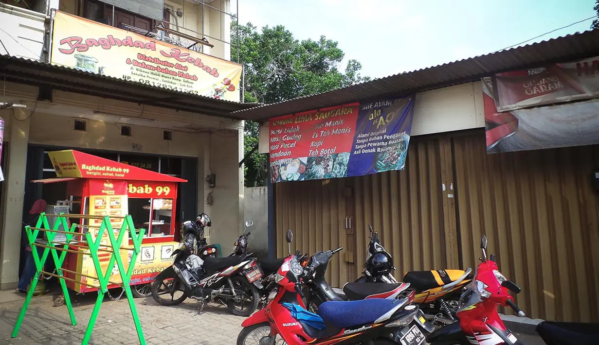 Seorang terduga teroris diamankan pihak kepolisian pada Sabtu (9/8/2014) di kediamannya di kawasan Jatiasih Kota Bekasi. (Liputan6.com/Faizal Fanani)