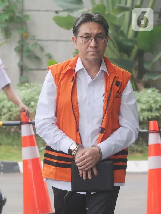 Mantan Anggota DPR F-PAN Sukiman tiba untuk pemeriksaan di gedung KPK, Jakarta, Kamis (14/11/2019). Sukiman diperiksa sebagai tersangka terkait penerimaan suap untuk meloloskan alokasi dana perimbangan di APBN-P 2017 dan APBN 2018 untuk Kab. Pegunungan Arfak, Papua Barat. (merdeka.com/Dwi Narwoko)