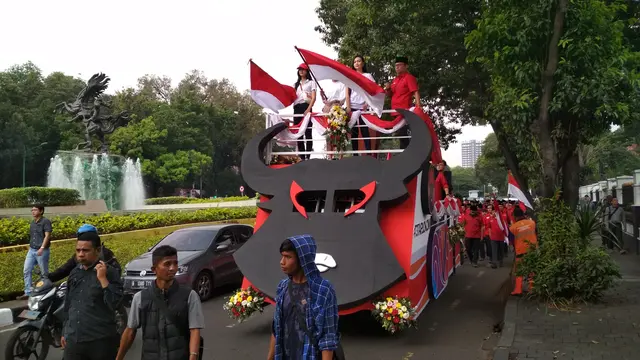 Ribuan kader PDI Perjuangan berjalan kaki dari kantor DPP di Menteng, Jakarta Pusat, menuju kantor KPU Pusat. (Liputan6.com/Moch Harun Syah)