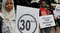 Massa yang tergabung dalam Koalisi Pejalan Kaki melakukan Aksi dengan membawa tulisan di Halte Tugu Tani, Jakarta, (22/1). Mereka menghimbau kembali kepada pengguna jalan yang menggunakan kendaraannya agar lebih berhati - hati. (Liputan6.com/Johan Tallo)