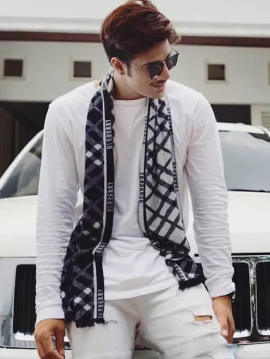 Gayanya begitu fashionable ketika memedukan kaos puih dan jeans putih serta kacamta hitam. Ditambah aksesoris craft bercorak, penampilan aktor berusia 27 tahun ini trendi banget. (Liputan6.com/IG/@ammarzoni)