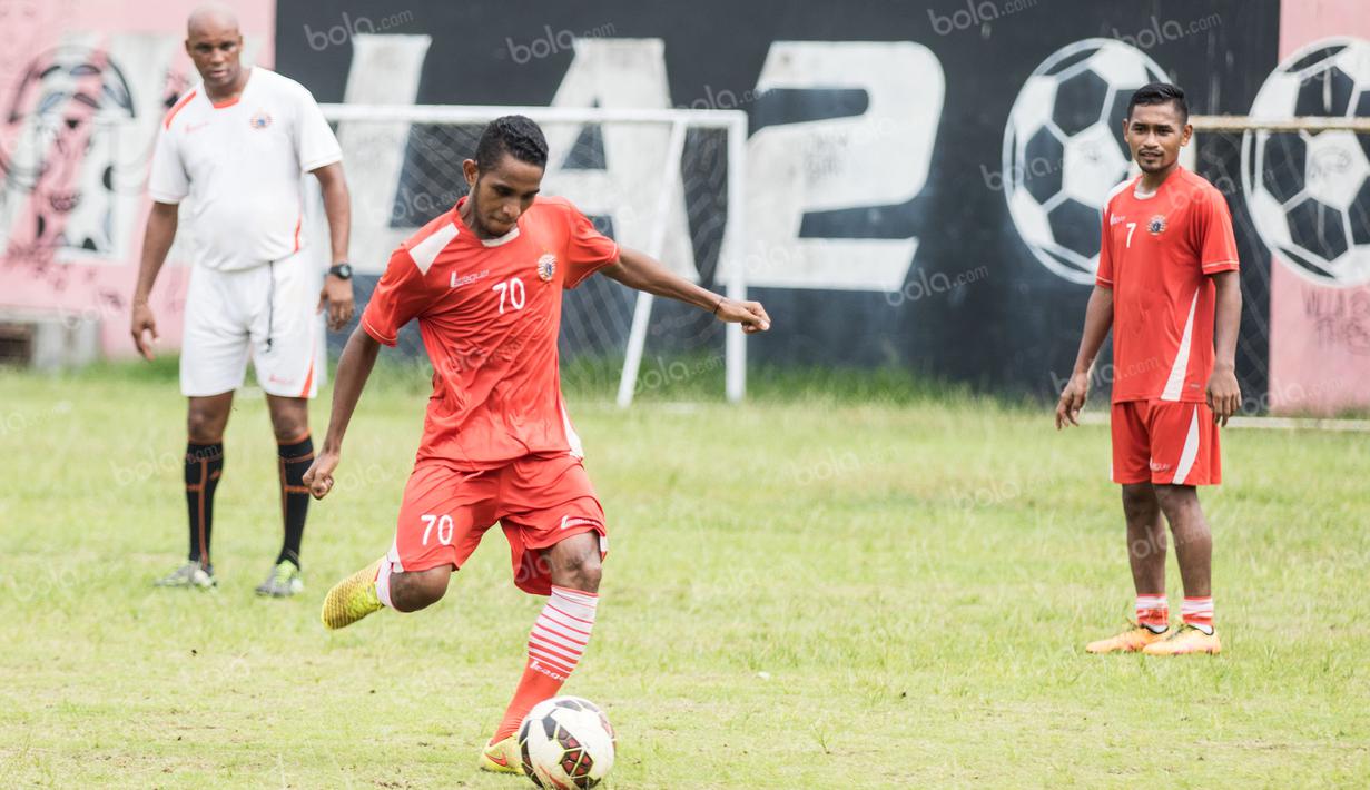 Gelandang Persija Jakarta, Rafid Lestaluhu, melatih akurasi tendangan saat latihan di Lapangan Villa 2000, Tangerang Selatan, Rabu (30/3/2016). (Bola.com/Vitalis Yogi Trisna)