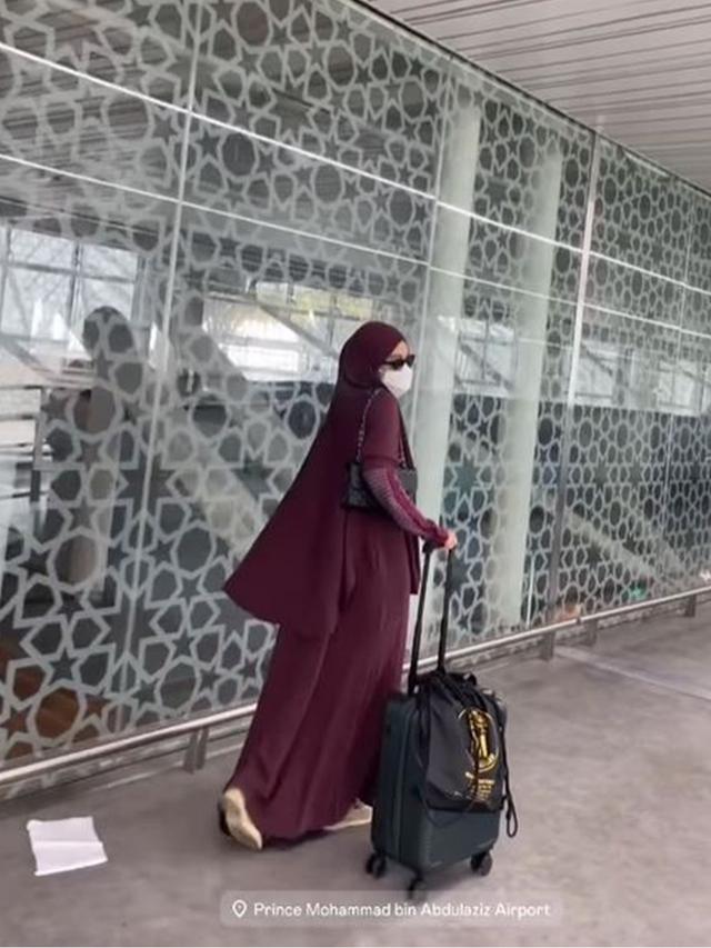 6 Potret Azizah Salsha Jalani Ibadah Umrah, Tunggu Pratama Arhan di Arab Saudi