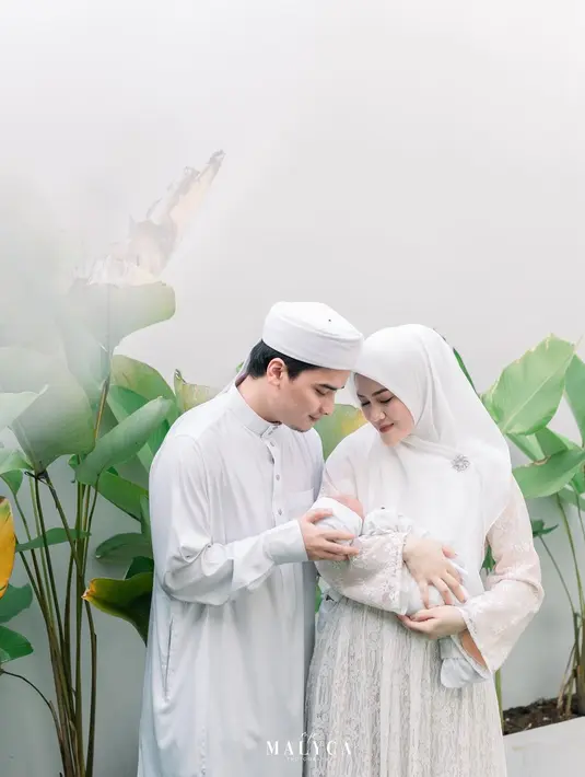 "Welcome to the team, Muhammad Mikail Faiz Alhaliem!❤️ Alhamdulilah terlaksana aqiqah putra kami tercinta Muhammad Mikail Faiz Alhaliem," tulis Alvin Faiz membagikan beberapa potret acara akikah. [Instagram/hennyyrahman]