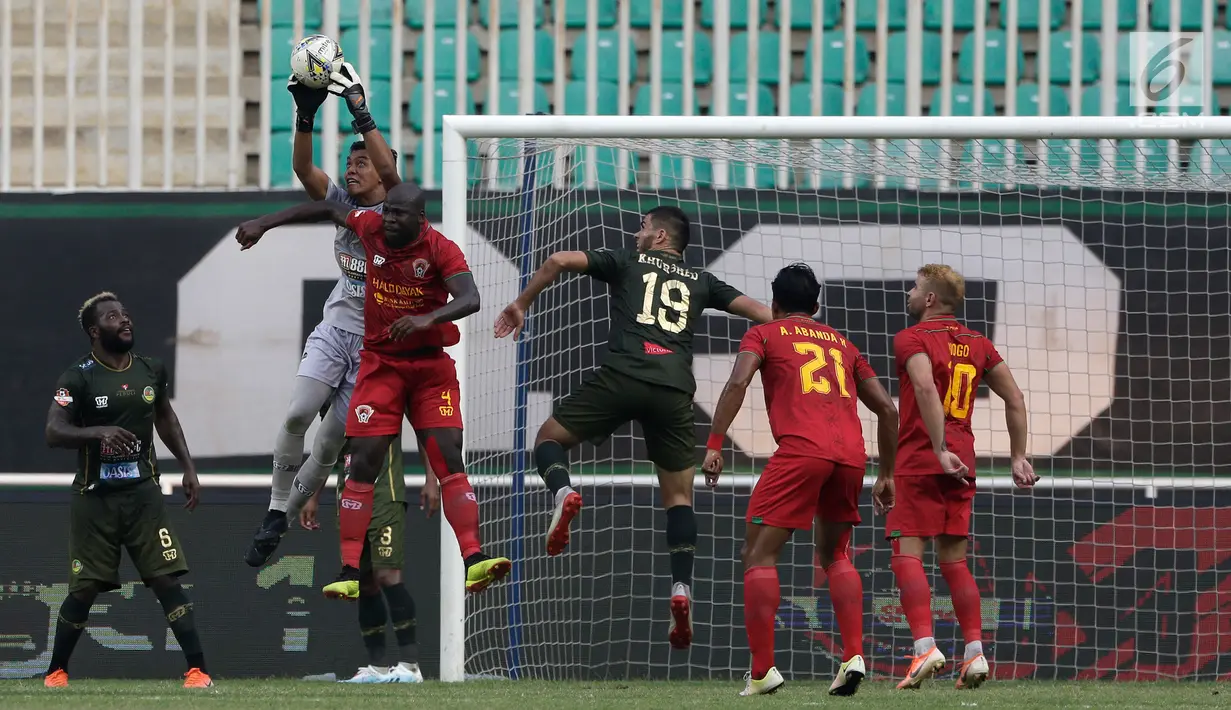 Kiper Tira Persikabo, Teguh Amiruddin, menangkap bola saat menghadapi Kalteng Putra pada laga Shopee Liga 1 di Stadion Pakansari, Bogor, Jumat (26/7). Tira Persikabo menang 5-2 atas Kalteng. (Bola.com/Yoppy Renato)