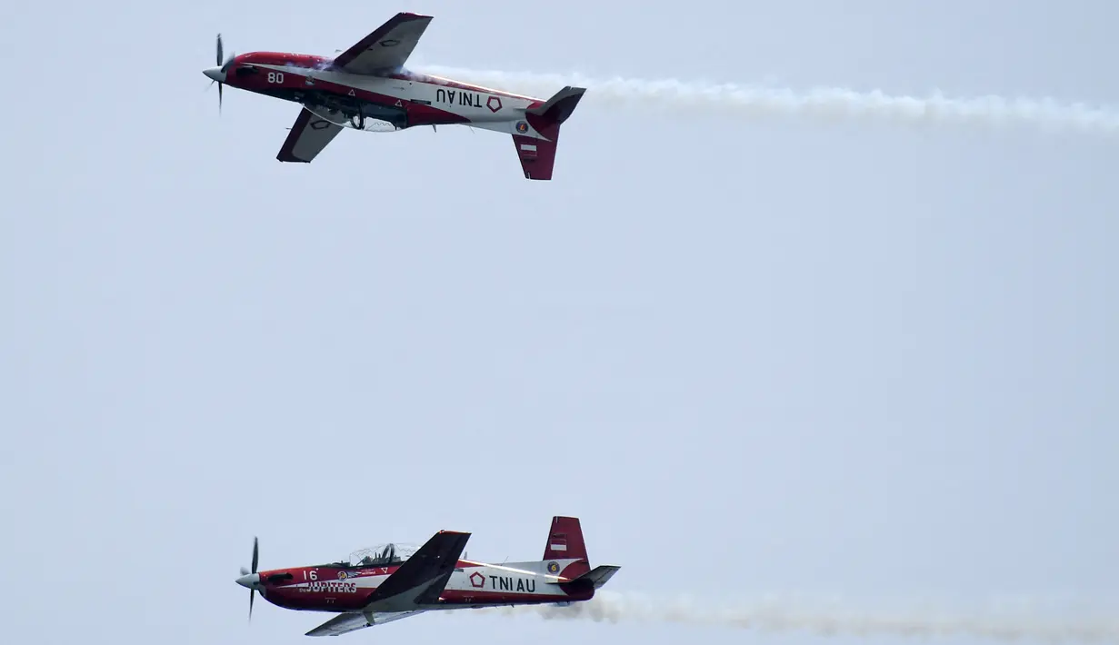 Jupiter Aerobatic Team (JAT) TNI AU menerbangkan pesawat KT-1 saat tampil pada pratinjau Singapore Airshow 2022 di Singapura, Minggu (13/2/2022). Singapore Airshow 2022 akan berlangsung pada 15-18 Februari 2022. (Roslan RAHMAN/AFP)