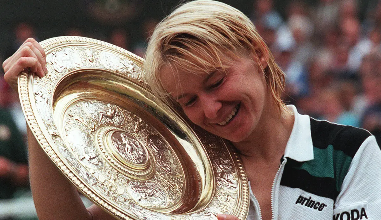 Jana Novotna, petenis asal Ceko saat memenangi gelar tunggal putri Wimbledon 1998 mengalahkan petenis Prancis,  Nathalie Tauziat 6-4, 7-6. (AFP/Pascal Pavani)