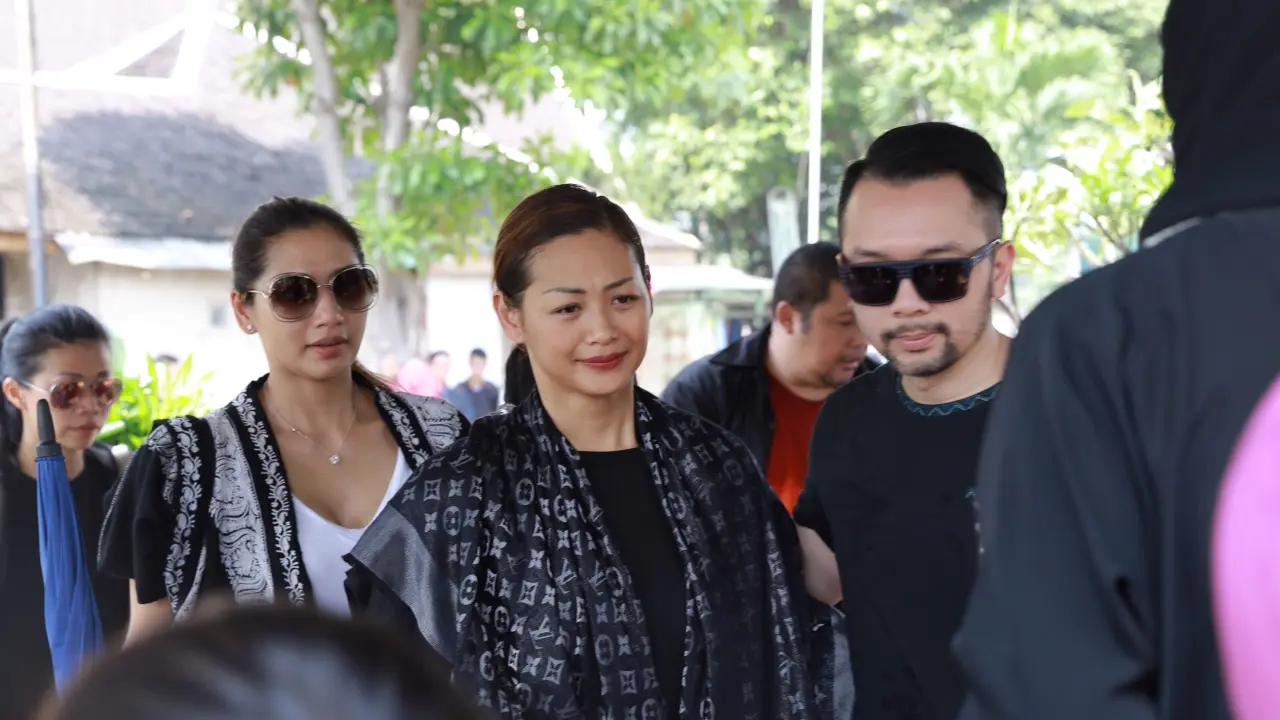 [Bintang] Pemakaman Ibunda Indah Kalalo