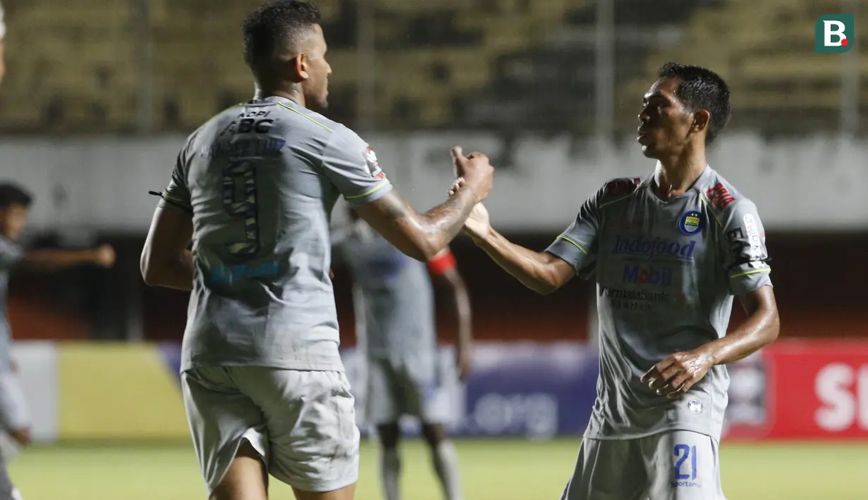 Selebrasi Frets Butuan (kanan) usai menggandakan skor pada menit ke-36. Sepakan menyusur tanah dari winger Persib Bandung itu gagal diblok oleh kiper Persita, Yogi Triana. (Bola.com/Ikhwan Yanuar)