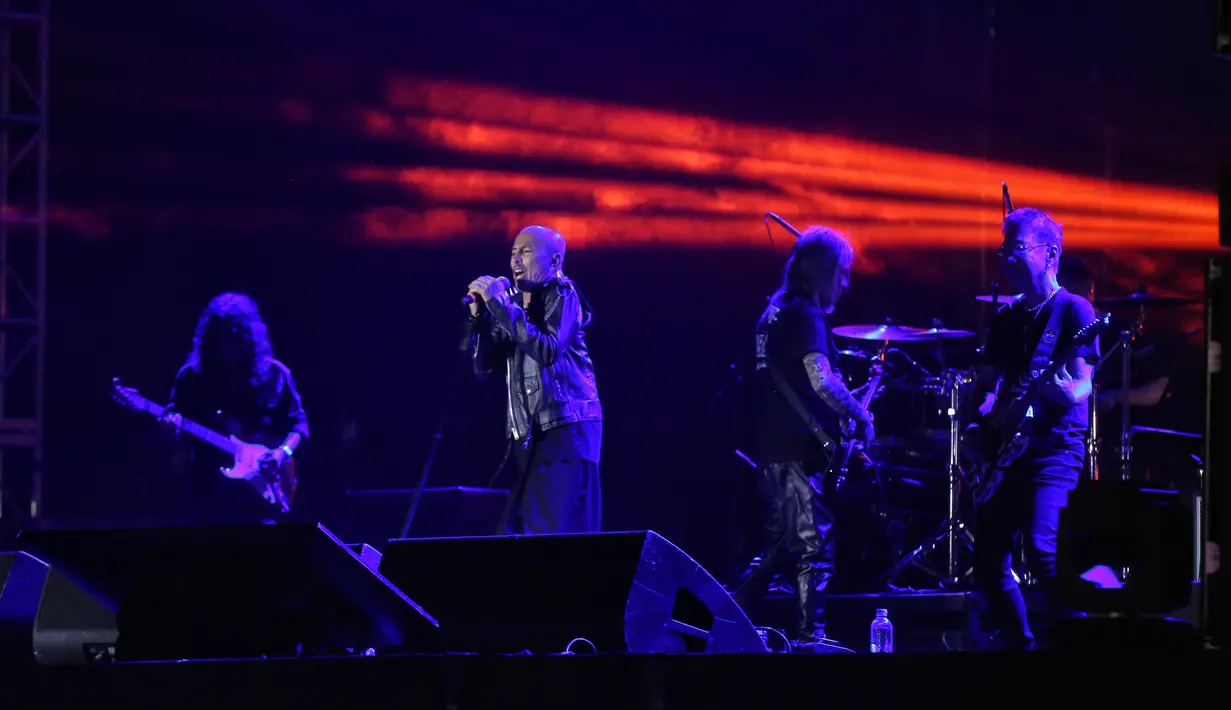 Penampilan Search di The 90's Festival 2024, Minggu (11/8). [Foto: Adrian Putra/Fimela]