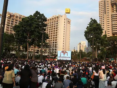 Umat katolik saat mengikuti misa agung melalui layar lebar di area Parkir Timur Gelora Bung Karno (GBK) Senayan, Jakarta, Kamis (5/9/2024). (Liputan6.com/Angga Yuniar)