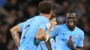 Bek Manchester City, Kyle Walker, merayakan gol yang dicetaknya ke gawang Manchester United pada laga Premier League di Stadion Etihad, Manchester, Minggu (11/11). City menang 3-1 atas MU. (AFP/Lindsey Parnaby)