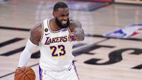 Pebasket Los Angeles Lakers, LeBron James, melakukan selebrasi saat melawan Houston Rockets pada gim kelima semifinal wilayah barat, Minggu (13/9/2020). Lakers menang dengan skor 119-96. (AP Photo/Mark J. Terrill)