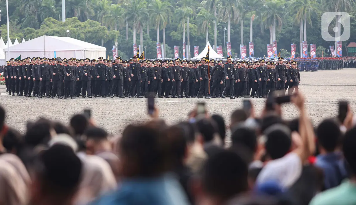 Masyarakat terlihat antusias menyaksikan parade dan defile pasukan Polri pada peringatan HUT ke-78 Bhayangkara. (Liputan6.com/Angga Yuniar)