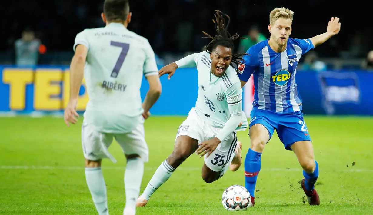 Gelandang Hertha Berlin, Arne Maier, berebut bola dengan gelandang Bayern Munich, Renato Sanches, pada laga Bundesliga di Olympiastadion, Berlin, Sabtu (29/8/2018). Hertha Berlin menang 2-0 atas Bayern Munich. (AFP/Odd Andersen)