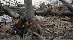 Serangan ini dianggap sebagai salah satu yang paling merusak terhadap infrastruktur energi Kyiv sejak awal tahun 2026. Tampak dalam foto, para pekerja membersihkan kerusakan di Pembangkit Listrik Tenaga Panas (PLTP) Darnytsia setelah serangan Rusia di Kyiv, Ukraina, Rabu 4 Februari 2026. (AP Photo/Sergei Grits)