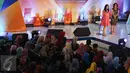 Presenter Liputan6 SCTV, Tina Talisa (kiri) berbagi tips menjadi presenter atau news anchor yang menarik kepada para peserta hari kedua EMTEK Goes To Campus (EGTC) 2017 yang digelar di Universitas Negeri Semarang, Kamis, (6/4). (Liputan6.com/Yoppy Renato)