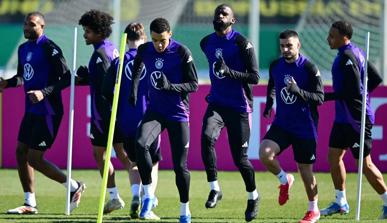 Para pemain Jerman menghadiri sesi latihan tim sepak bola nasional Jerman di lapangan latihan Borussia Dortmund, Jerman pada 18 Maret 2025. (Ina FASSBENDER/AFP)