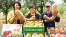 Para petani buah memamerkan produk-produk pertanian pada pembukaan acara perayaan untuk menandai festival panen petani China di Distrik Pinggu, Beijing, ibu kota China, pada 24 September 2020. (Xinhua/Ren Chao)