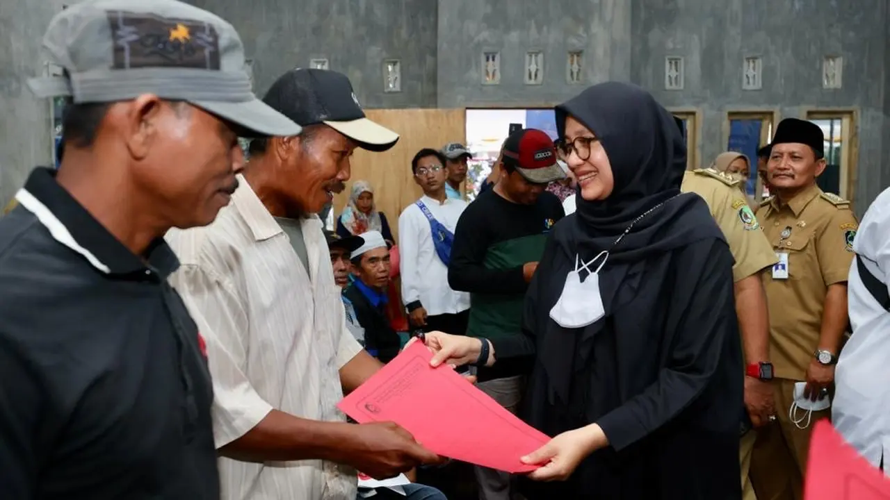 Bupati Ipuk Berkantor di Desa Ujung Utara Banyuwangi, Genjot Berbagai Layanan hingga Malam Hari