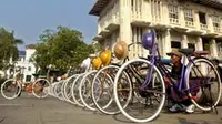 Pemilik persewaan sepeda ontel merapikan deretan sepedanya di Kompleks Kota Tua, Jakbar. (Antara)