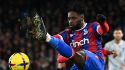 Gelandang Crystal Palace, Jeffrey Schlupp berusaha menghalau bola saat menghadapi Liverpool pada laga Liga Inggris 2022/2023 di Selhurst Park, London (25/2/2023). Jeffrey Schlupp saat ini tengah menjalani musim ke-8 bersama Crystal Palace sejak didatangkan pada tengah musim 2016/2017 dari Leicester City dengan nilai transfer 13,8 juta euro. Hingga kini, Crystal Palace dan Leicester City menjadi dua klub yang pernah dibelanya di Premier League Liga Inggris. (AFP/Glyn Kirk)