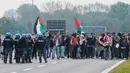 Serikat pekerja Italia menyerukan aksi protes besar-besaran setelah armada Global Sumud Flotilla, yang berusaha menembus blokade laut Israel guna mengirimkan bantuan ke Gaza, dicegat oleh Angkatan Laut Israel pada Rabu (1/10/2025) malam. (AP Photo/Luca Bruno)