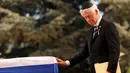 Mantan Presiden AS Bill Clinton menghadiri upacara pemakaman Shimon Peres di Gunung Herzl di Yerusalem Jumat (30/9). Peres meninggal dunia karena terkena stroke di usia 93 tahun. (REUTERS/Kevin Lamarque)