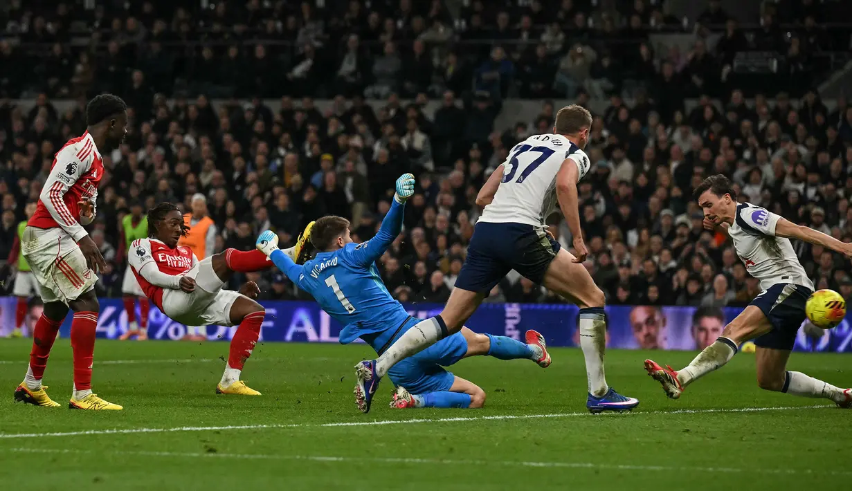 Eberechi Eze menjadi keran gol untuk The Gunners. Sementara itu, tuan rumah berhasil menyamakan kedudukan melalui Randal Kolo Muani dua menit berselang. (AFP/Glyn Kirk)