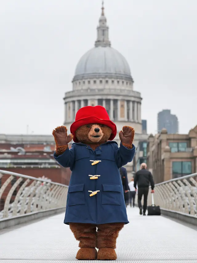 Boneka Paddington Bear Mejeng di London