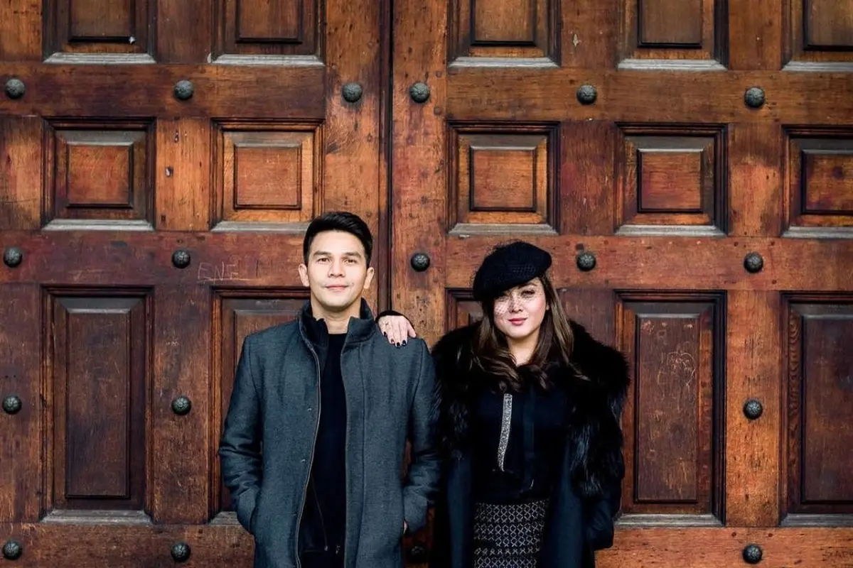 Dikabarkan Akan Bercerai, Ini 6 Potret Kebersamaan Jonathan Frizzy dan Sang Istri