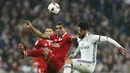 Gelandang Real Madrid, Isco, berusaha melewati bek Sevilla, Gabriel Mercado. Leg kedua akan berlangsung di Stadion Ramos Sanchez Pizjuan, Sevilla pada Kamis (12/1/2017). (AP/Stringer)