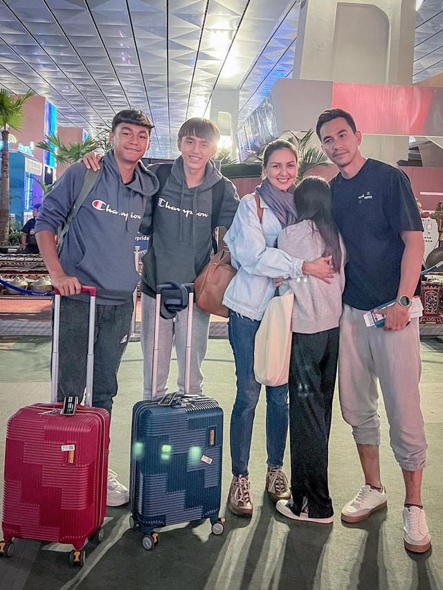 7 Momen Darius Sinathrya dan Donna Agnesia Antar Kedua Putranya Sekolah Sepak Bola