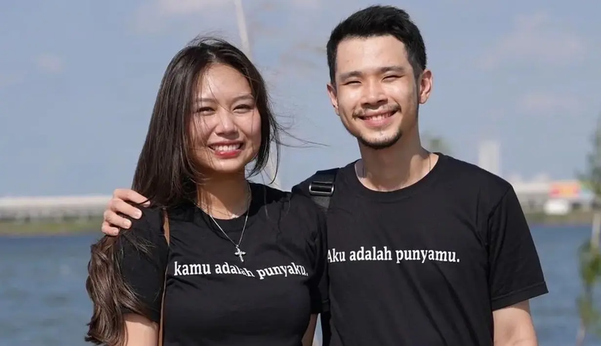 Kabar mengenai pernikahan antara keduanya ini pun mulai mencuri perhatian publik karena sebuah unggahan video di channel YouTube Sisca Kohl. Pasalnya, dalam video tersebut Sisca Kohl memanggul Jess No Limit dengan 'Hubby'. (Liputan6.com/IG/@jessnolimit)
