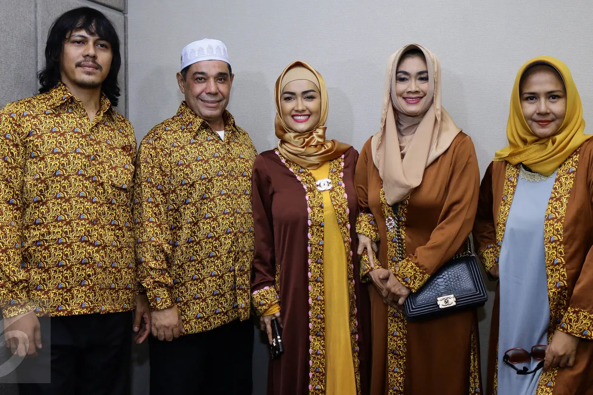 20170102-Julia Perez Berangkat Umrah-Tangerang