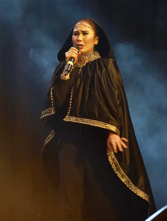 Tampil mengenakan hijab dan baju hitam panjang seakan tidak menghilangkan ‘image’ sebagai ‘lady rocker’ sama sekali dari wanita kelahiran Bandung, 18 Oktober 1967 ini. (Deki Prayoga/Bintang.com)