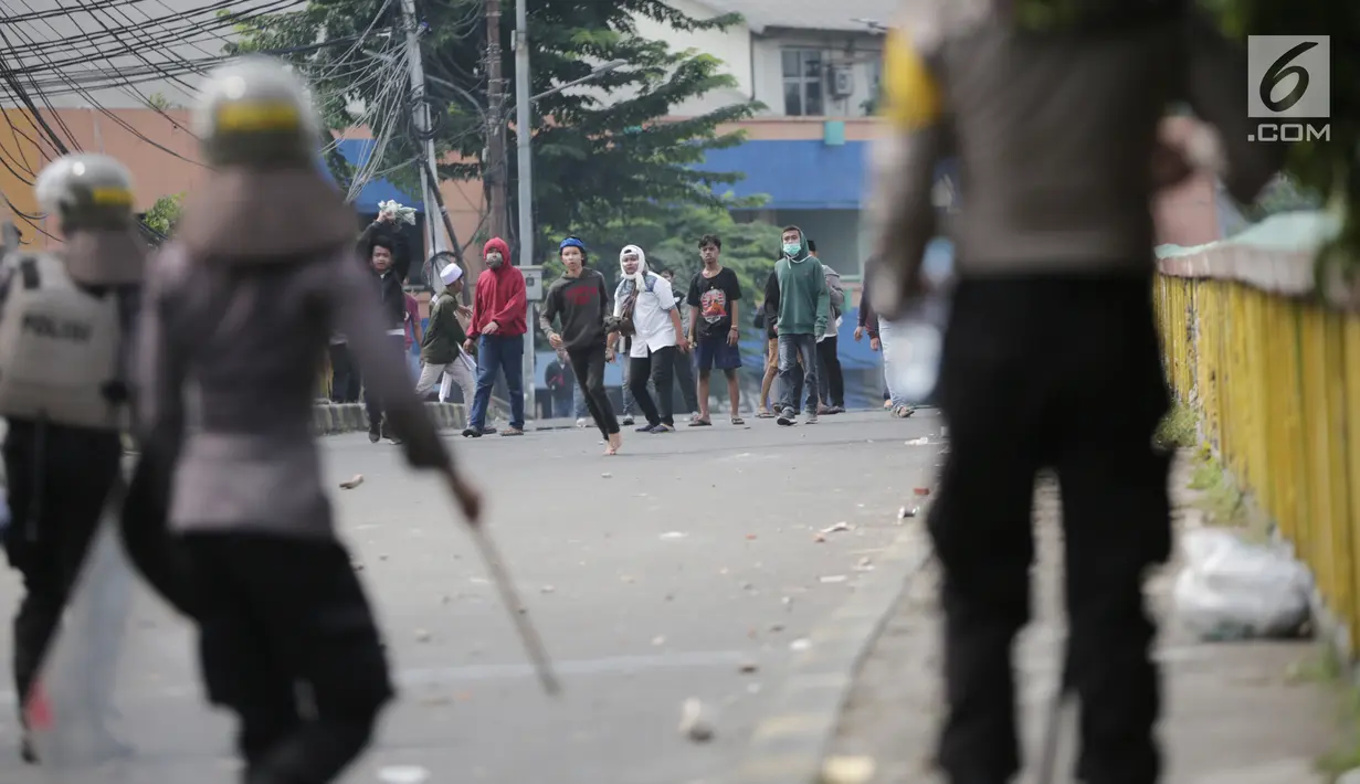 Sejumlah massa terlibat bentrok dengan polisi di kawasan Petamburan, Jakarta Barat, Rabu (22/5/2019). Polisi dibantu anggota FPI bersama-sama menghalau massa. (Liputan6.com/Faizal Fanani)