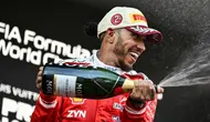 Pembalap Ferrari asal Inggris, Lewis Hamilton, merayakan di podium setelah berkompetisi di Grand Prix F1 Monako di sirkuit jalan raya Monako di Monako pada 7 Juni 2026. (Andrej ISAKOVIC/AFP)