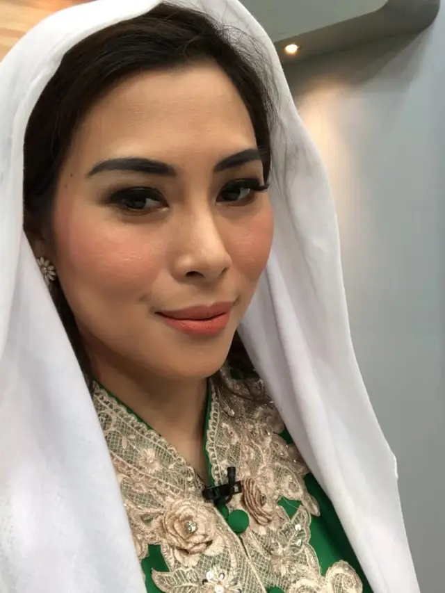 Pesona Anya Diwnov yang belum menikah di usia 40 tahun, padahal sudah satu dekade pacaran dengan sang kekasih